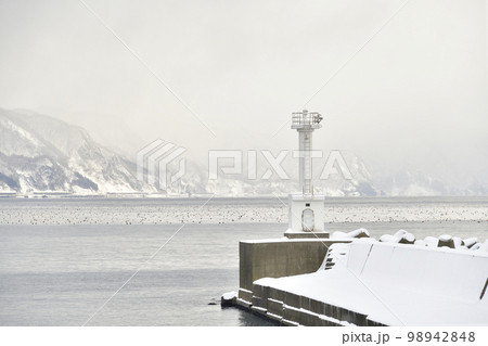 冬の北海道福島町で吉岡漁港の雪景色を撮影 98942848