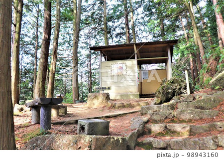 不動山の巨石 98943160