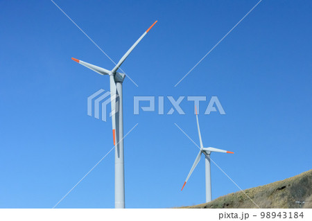 丘の上の風力発電の風車 98943184