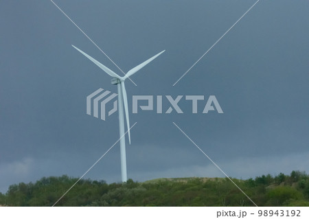 丘の上の風力発電の風車 98943192