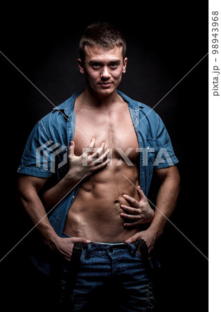 Sexy muscular man 98943968