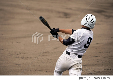ヒットを放つ右打者(高校野球) ヒットを放つ右打者(高校野球) 98944079