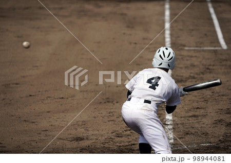 バントをする右打者(高校野球) バントをする右打者(高校野球) 98944081