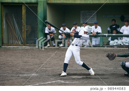 野球の試合でヒットを打つ高校球児 野球の試合でヒットを打つ高校球児 98944083
