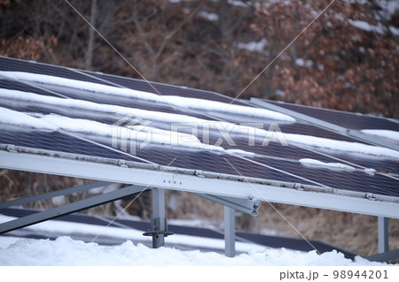 雪が積もった 太陽光パネル 98944201