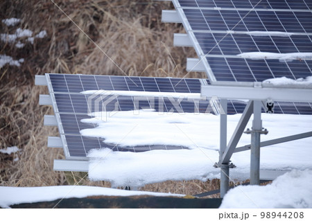 雪が積もった 太陽光パネル 雪が積もった 太陽光パネル 98944208