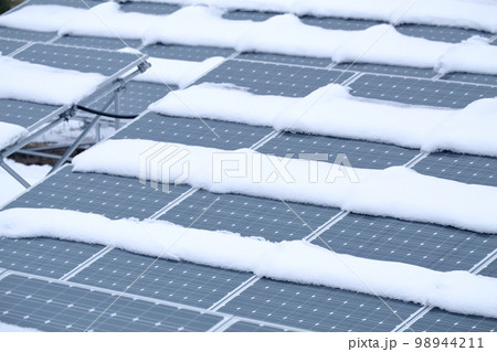 雪が積もった 太陽光パネル 雪が積もった 太陽光パネル 98944211