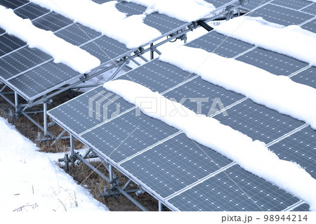 雪が積もった 太陽光パネル 98944214
