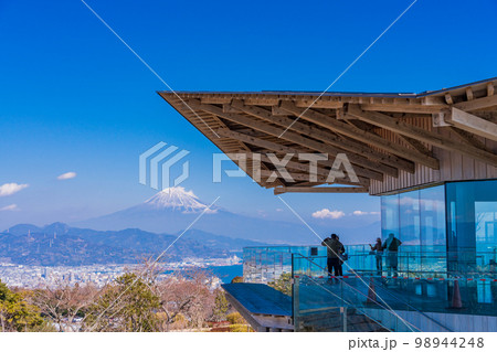 （静岡県）日本平夢テラスから富士山を見る人達 98944248