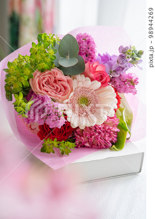 バレンタイン　花束の贈り物 98944269