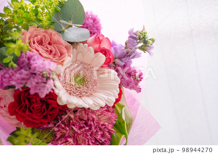 バレンタイン　花束の贈り物 98944270