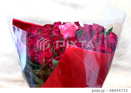 バラの花束　イメージ 98944753
