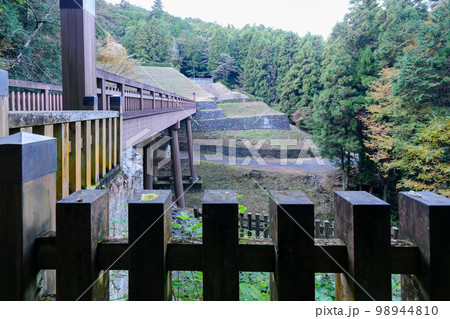 東京都　秋　八王子城址　曳橋 98944810