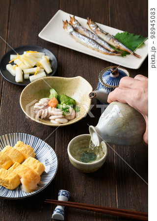 日本酒を注ぐ 日本酒を注ぐ 98945083