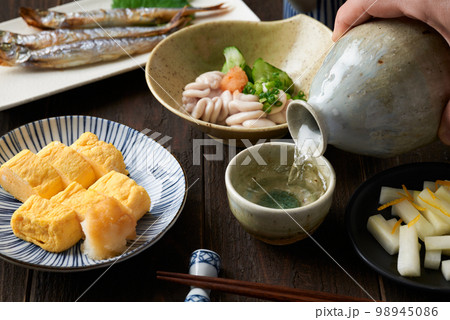 日本酒を注ぐ 日本酒を注ぐ 98945086