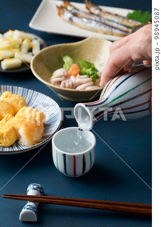 日本酒を注ぐ 日本酒を注ぐ 98945087