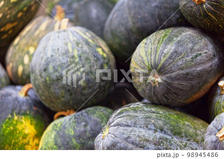 Stack of pumpkins on a market stall 98945486