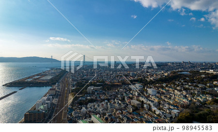 2023年1月　神戸市垂水区塩屋上空から明石海峡大橋方面の街並み 98945583