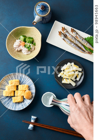 日本酒を注ぐ 98945663