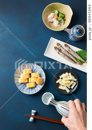 日本酒を注ぐ 日本酒を注ぐ 98945664