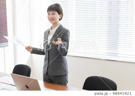 プレゼン前に準備をするフレッシュマン 98945921
