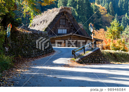 【白川郷】見頃の紅葉と合掌造りの村歩き 【白川郷】見頃の紅葉と合掌造りの村歩き 98946084