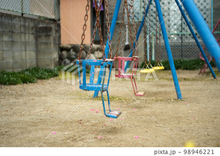 公園のブランコ 98946221