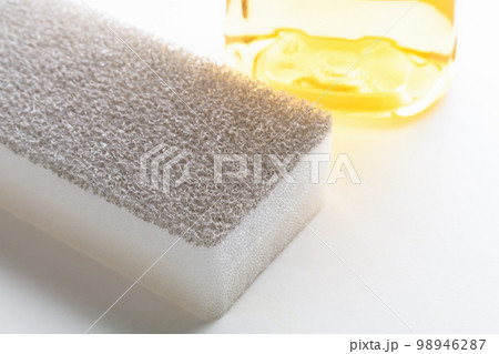 春は移動の季節。新天地でもまずはスポンジと洗剤を用意し、キッチンを清潔に 98946287