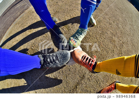 サッカー、仲間、足元、スパイク、ボール サッカー、仲間、足元、スパイク、ボール 98946368