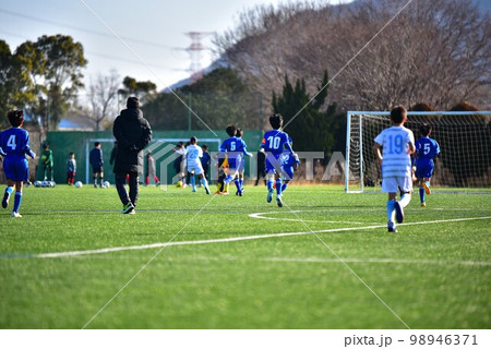 小学生サッカー試合、人工芝、後ろ姿 98946371