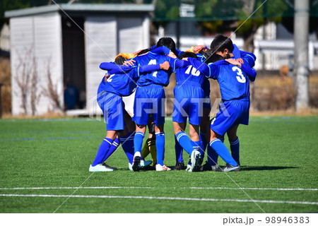 小学生サッカー試合、円陣 98946383