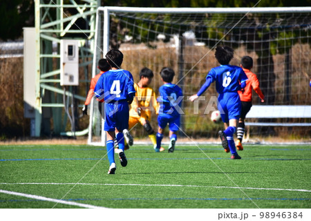 小学生サッカー試合、芝、ゴール前、後ろ姿 98946384