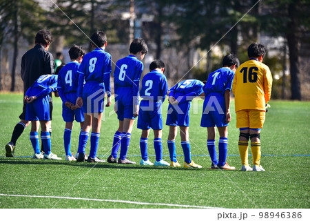 小学生サッカー試合、あいさつ、後ろ姿 小学生サッカー試合、あいさつ、後ろ姿 98946386
