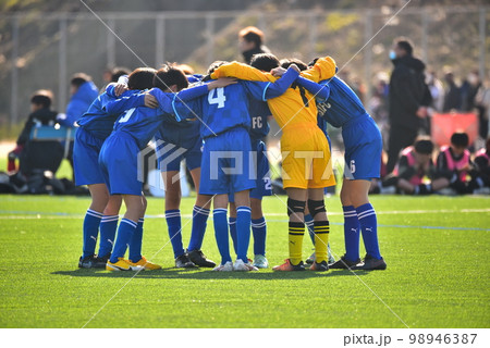 小学生サッカー試合、円陣 小学生サッカー試合、円陣 98946387