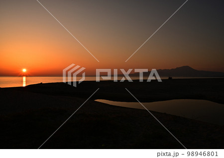 弓ヶ浜海岸からの大山 98946801