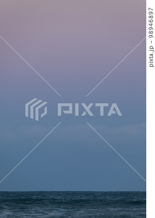 夕暮れの空の色 夕暮れの空の色 98946897