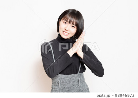 お願いしている若い女性 お願いしている若い女性 98946972
