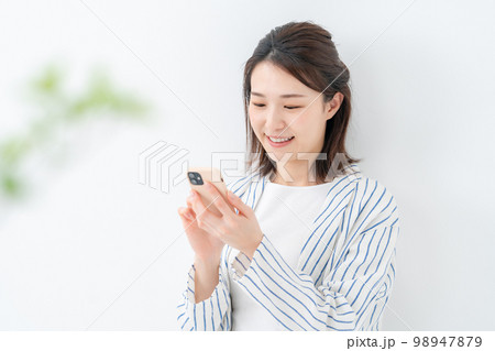 スマホ 女性 インフルエンサー スマホ 女性 インフルエンサー 98947879