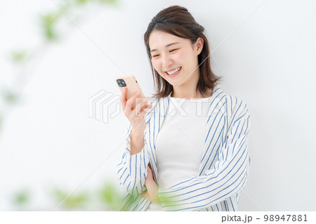 スマホ　女性　 98947881