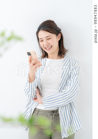 スマホ 女性 スマホ 女性 98947883