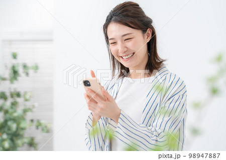 スマホ 女性 スマホ 女性 98947887