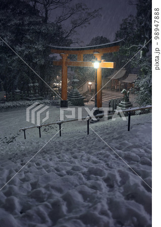 雪化粧した伏見稲荷大社 98947888