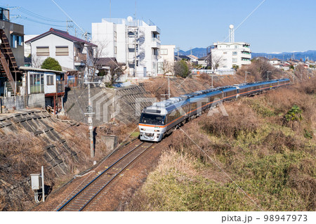 【高山本線】冬晴れの街を駆ける10両編成の特急ひだ 98947973