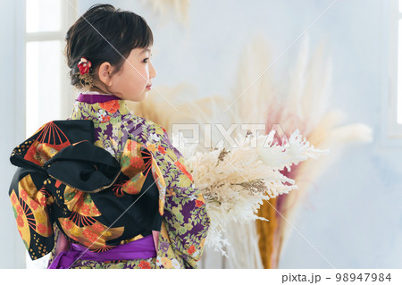 着物を着た女の子 着物を着た女の子 98947984