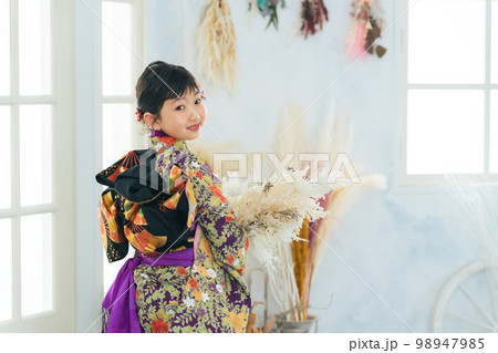 着物を着た女の子 着物を着た女の子 98947985