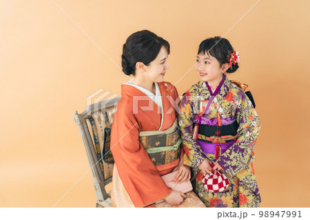 着物を着た親子　和装の記念撮影　写真館　フォトスタジオ 98947991