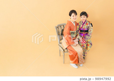 着物を着た親子 和装の記念撮影 写真館 フォトスタジオ 着物を着た親子 和装の記念撮影 写真館 フォトスタジオ 98947992
