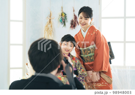 着物を着た親子を撮影するカメラマン　和装の記念撮影　写真館　フォトスタジオ 98948003