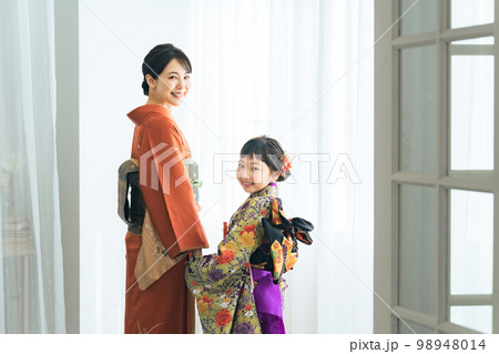 着物を着た親子　和装の記念撮影　写真館　フォトスタジオ 98948014