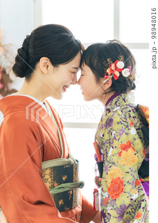 着物を着た親子　和装の記念撮影　写真館　フォトスタジオ 98948016